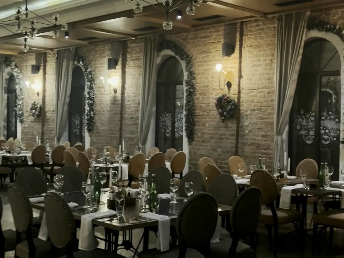 Sala 1 postavljena za večeru