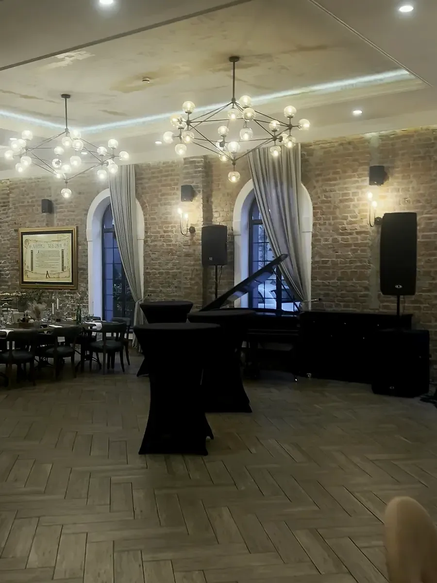 Sala 1 sa klavirom, koktel postavka