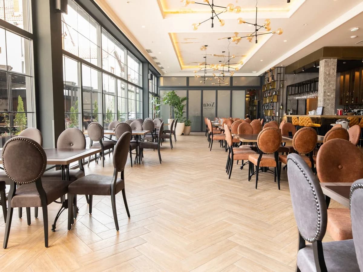 Sala 2, dnevno svetlo duž prozora