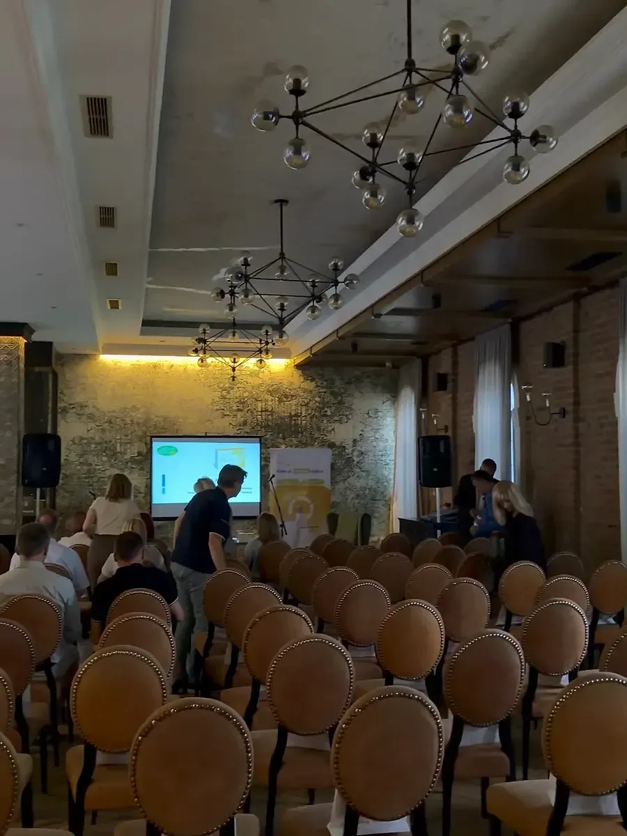 Sala pre početka, redovi stolica