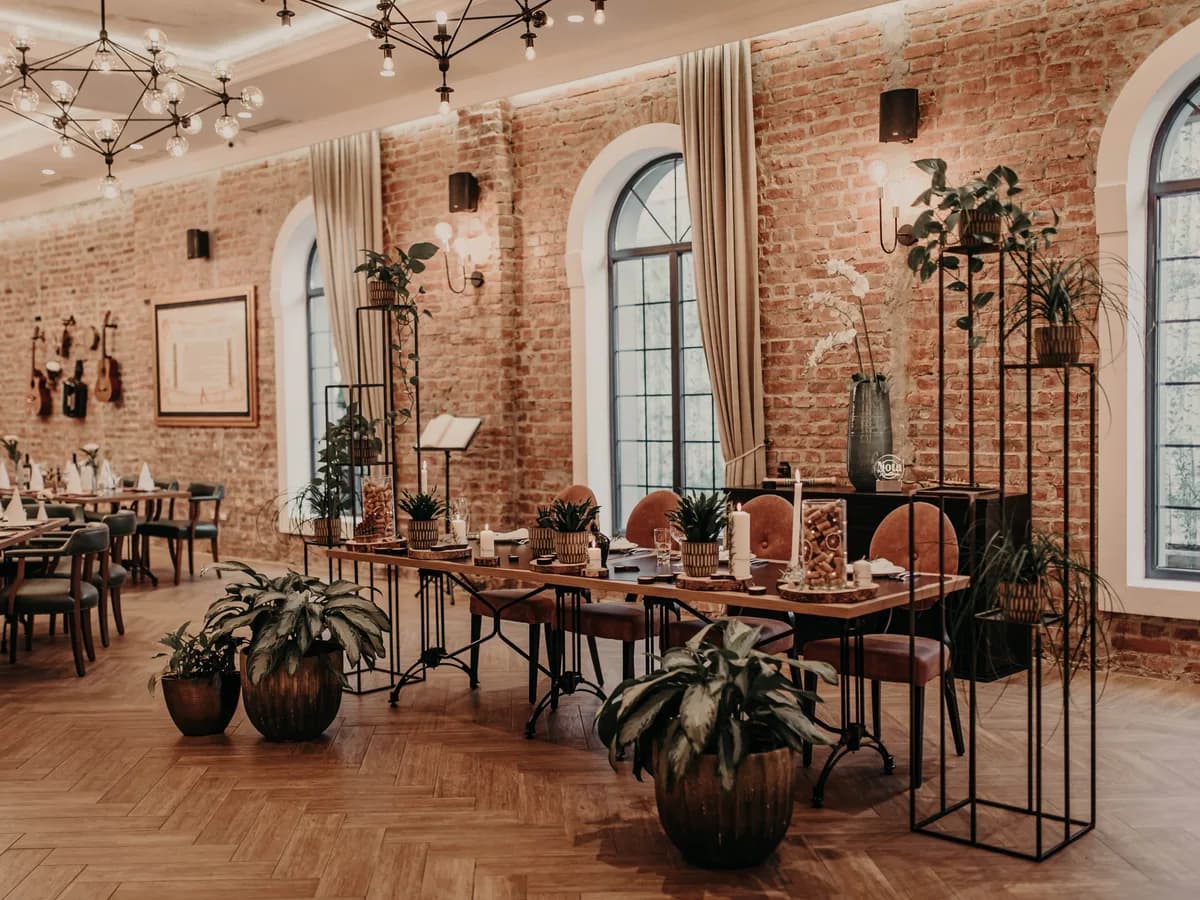 Sala 1, lukovi i visoki prozori
